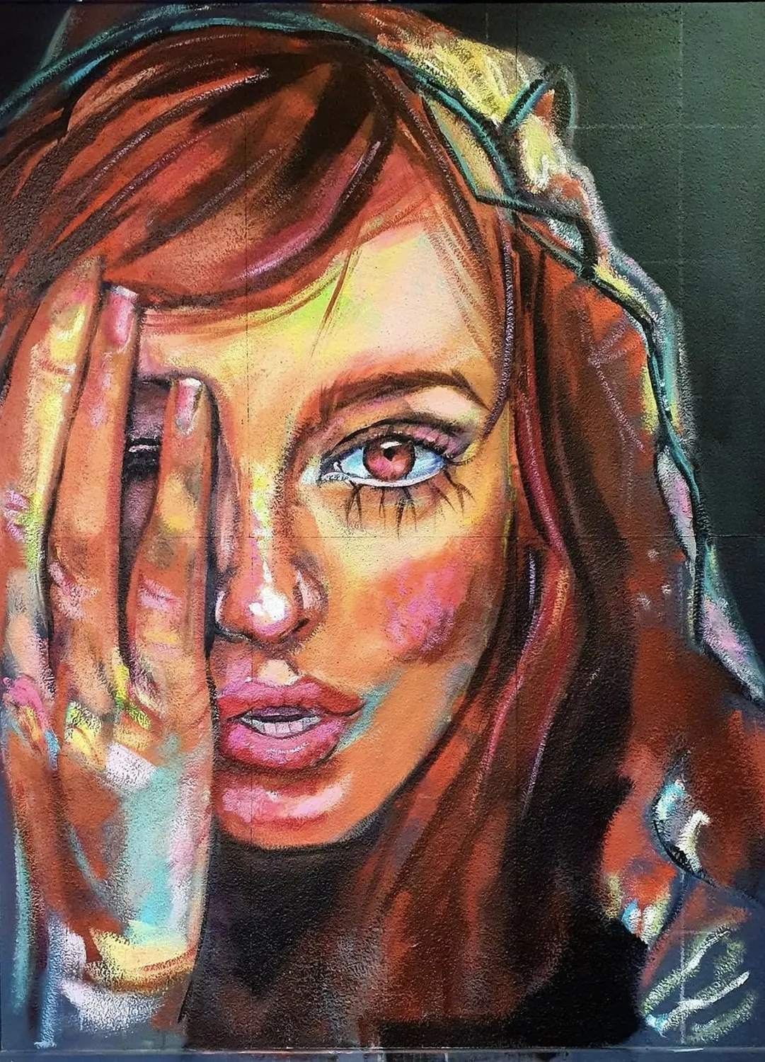 Mädchen geben ihr Kunstwerke ins Gesicht von Kassarti 